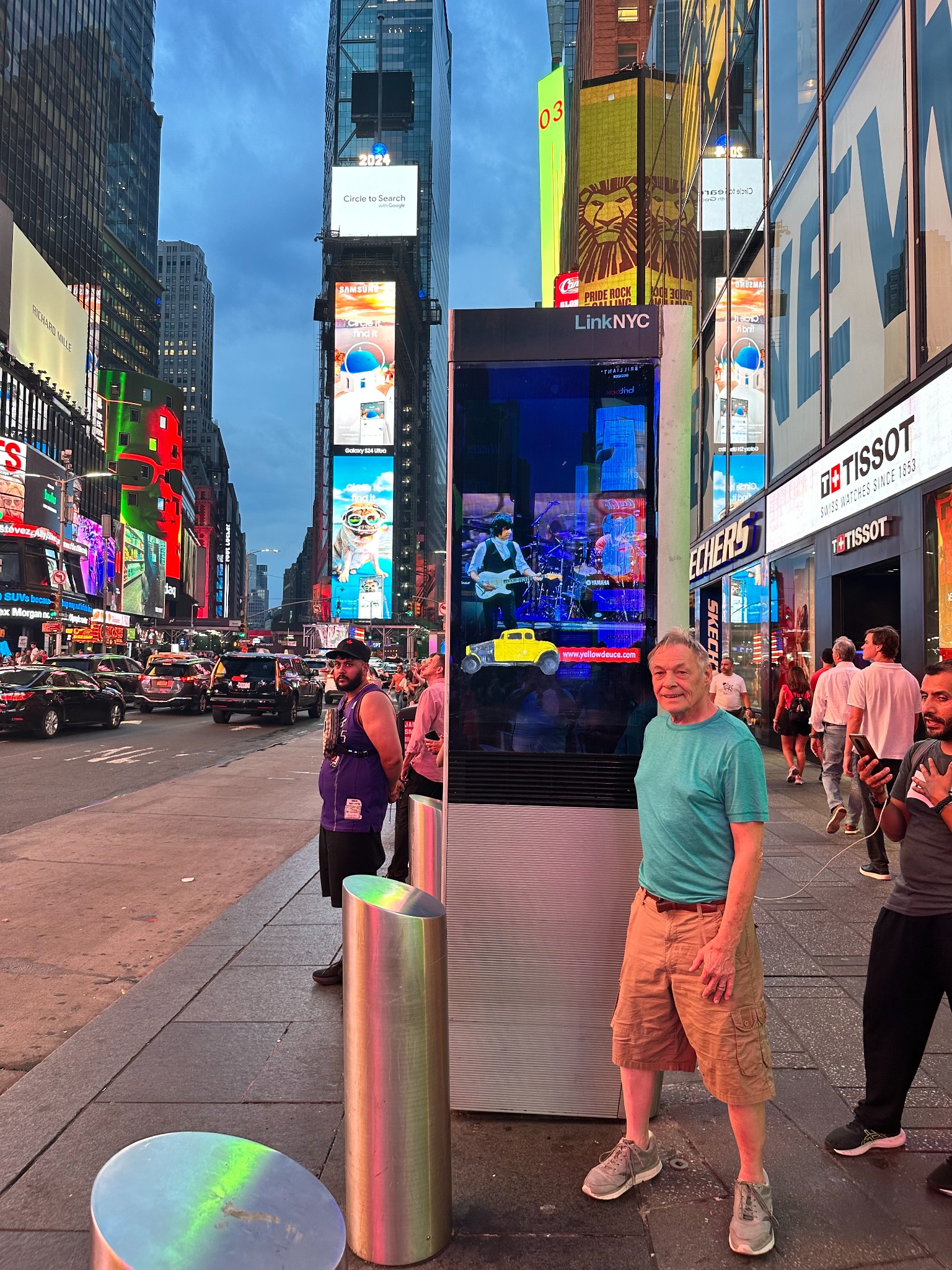 Jeff Beck tribute video displayed in Times Square for his 80th birthday